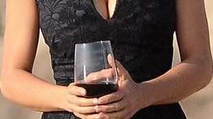 Salma Hayek namiętnie całuje Pierce’a Brosnana! (FOTO)