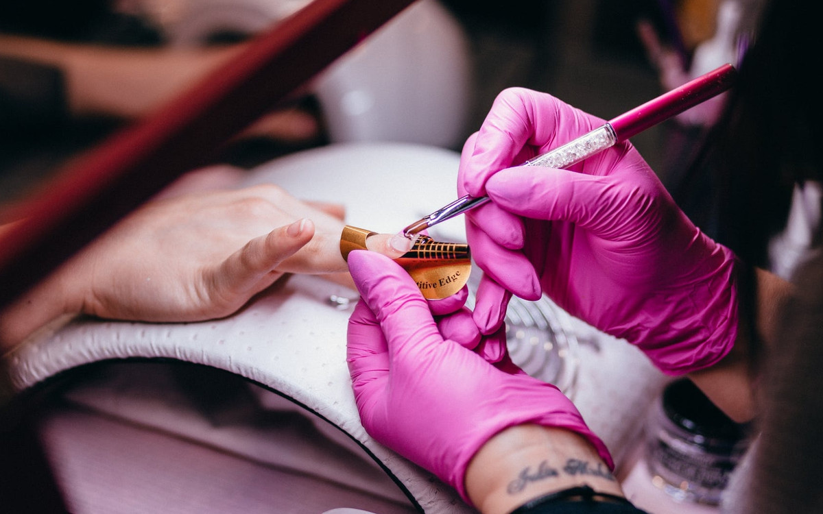 Manicure hybrydowy w domu: przewodnik krok po kroku