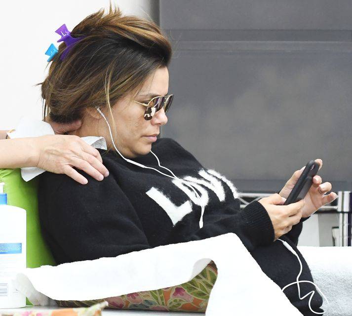 Eva Longoria zmęczona, z plamami na twarzy