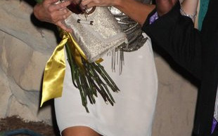 Paris Hilton w seksownych zakolanówkach (FOTO)