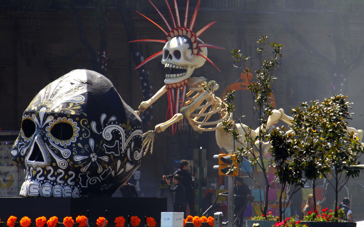 Ile kobiet miał James Bond? Wolał brunetki czy blondynki?