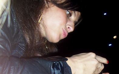 Rosati tapiruje włosy przy ludziach