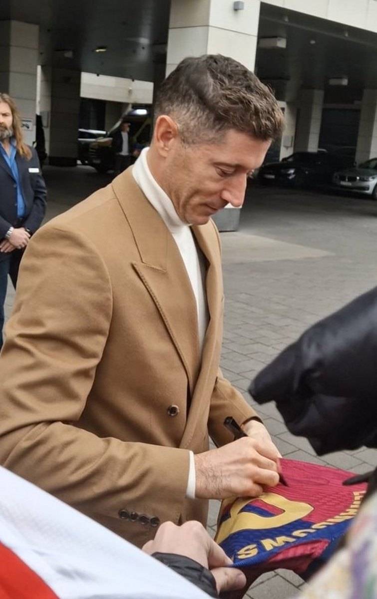 Aż trudno uwierzyć, co Lewandowski zrobił na lotnisku! Tego się nikt nie spodziewał