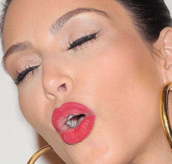 Twarz Kim Kardashian z BARDZO BLISKA