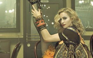Madonna rozkłada nogi w reklamie LV