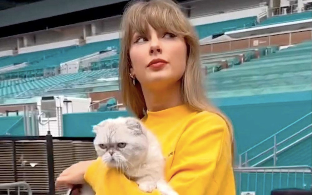 Internet oszalał na punkcie żółtej bluzy Taylor Swift. Kupisz ją online