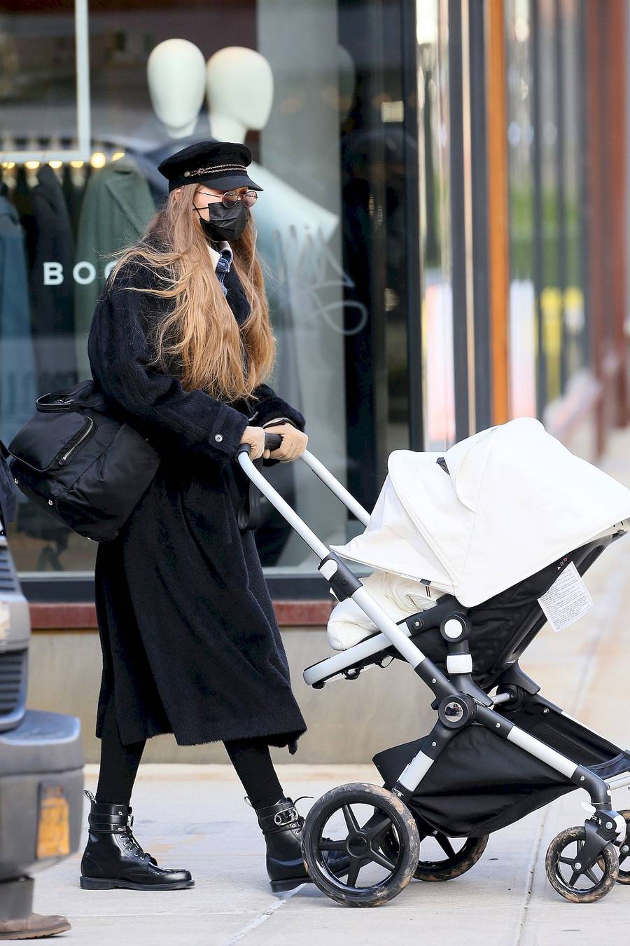 Gigi Hadid z wózkiem