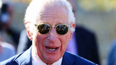 Uśmiechnięty Król Karol przyleciał do Australii. TAK przyjął go kraj, który nie chce już jego zwierzchnictwa [zdjęcia]