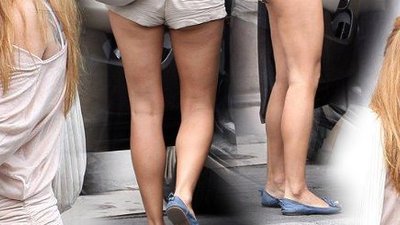 Seksowne szorty, odsłonięte ramię (FOTO)