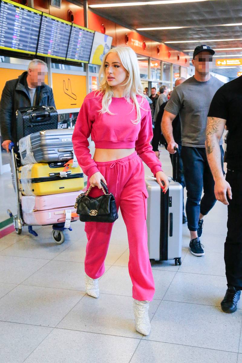 Caroline Derpieński w różowym DRESIE wkracza do Polski! Ponownie zobaczymy ją na salonach? (FOTO)