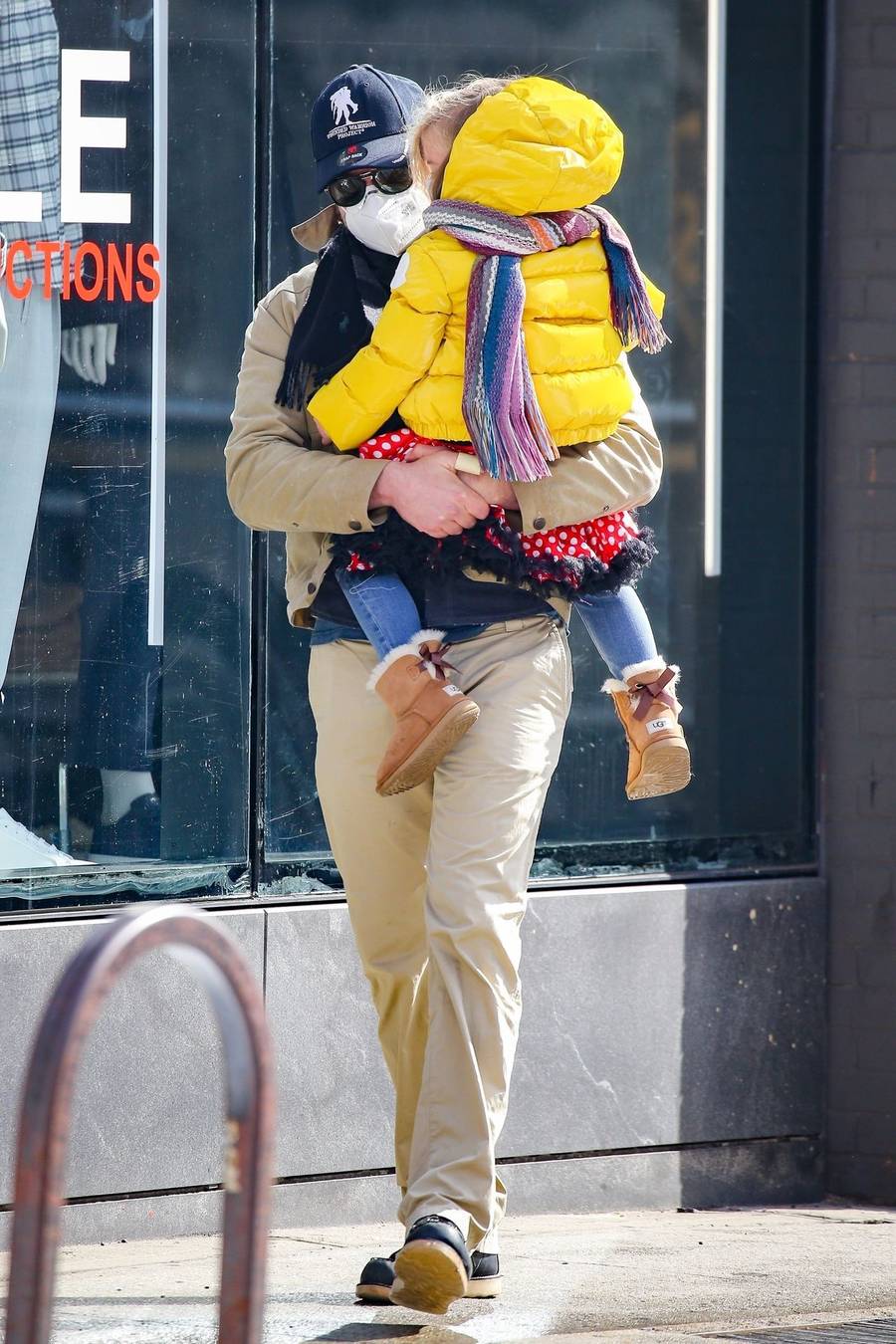 Bradley Cooper z córką na rękach