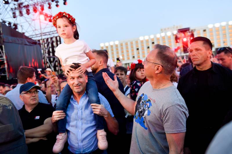 W takim wydaniu Andrzej Dudy jeszcze nie widzieliśmy. Zdjął GARNITUR, a założył….