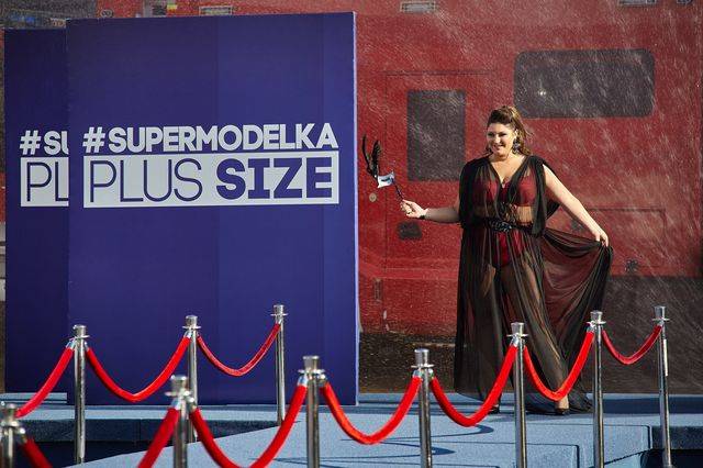 Supermodelka Plus Size – pokaz bielizny