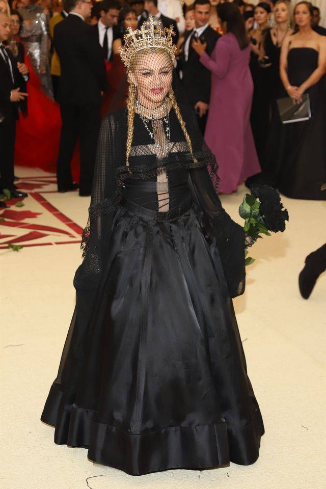 ZJAWISKOWE kreacje na Met Gali 2018: Kardashianki, Rihanna jak papież…
