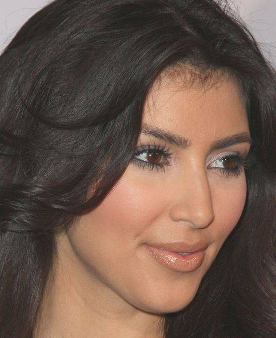 Wędrówka ust po twarzy Kim Kardashian