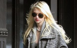 Taylor Momsen chce, byśmy patrzyli na jej nogi (FOTO)