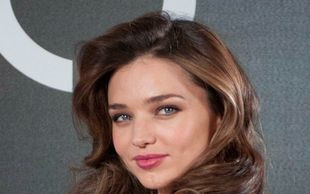 Miranda Kerr twarzą Mango – robi słodkie minki (FOTO)