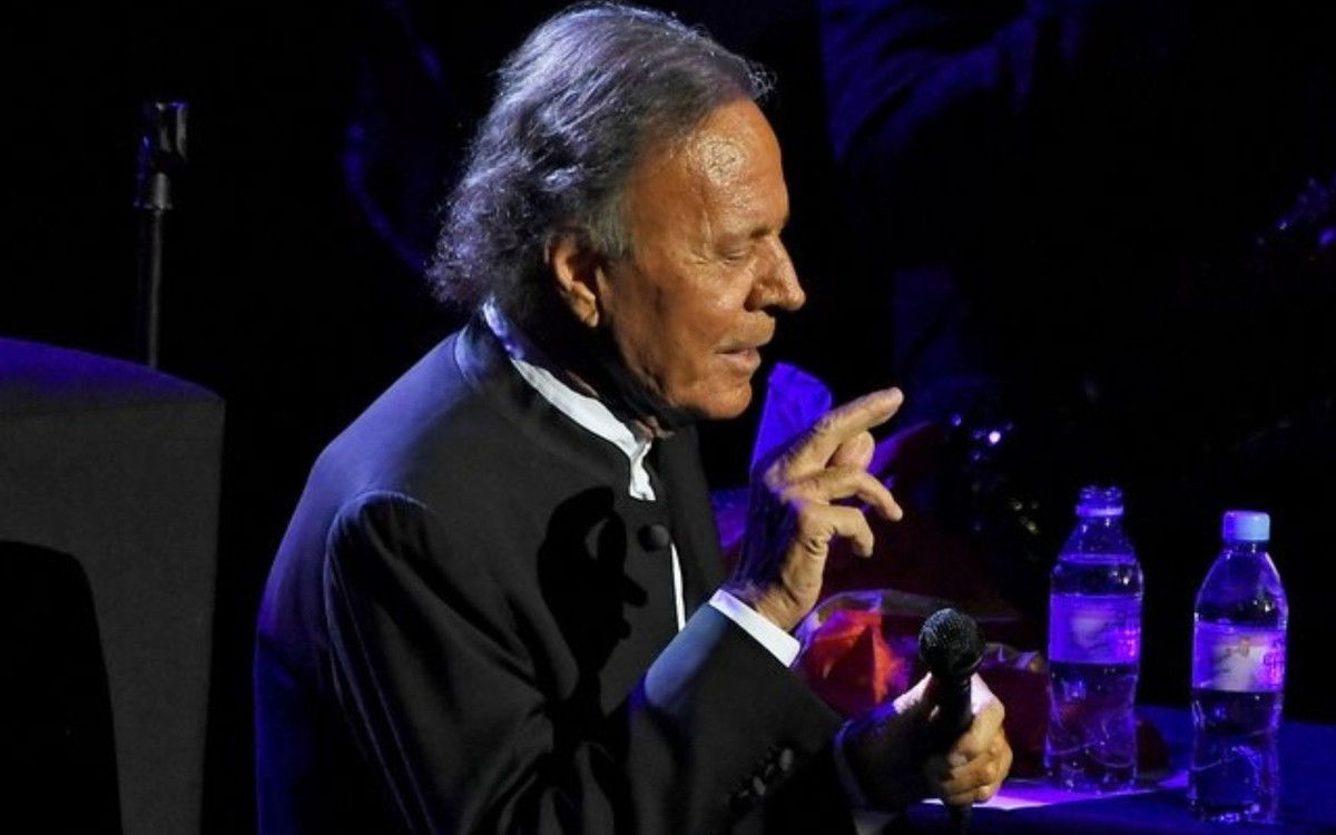 Legendarny wokalista oskarżony o najgorsze czyny. Fani w szoku