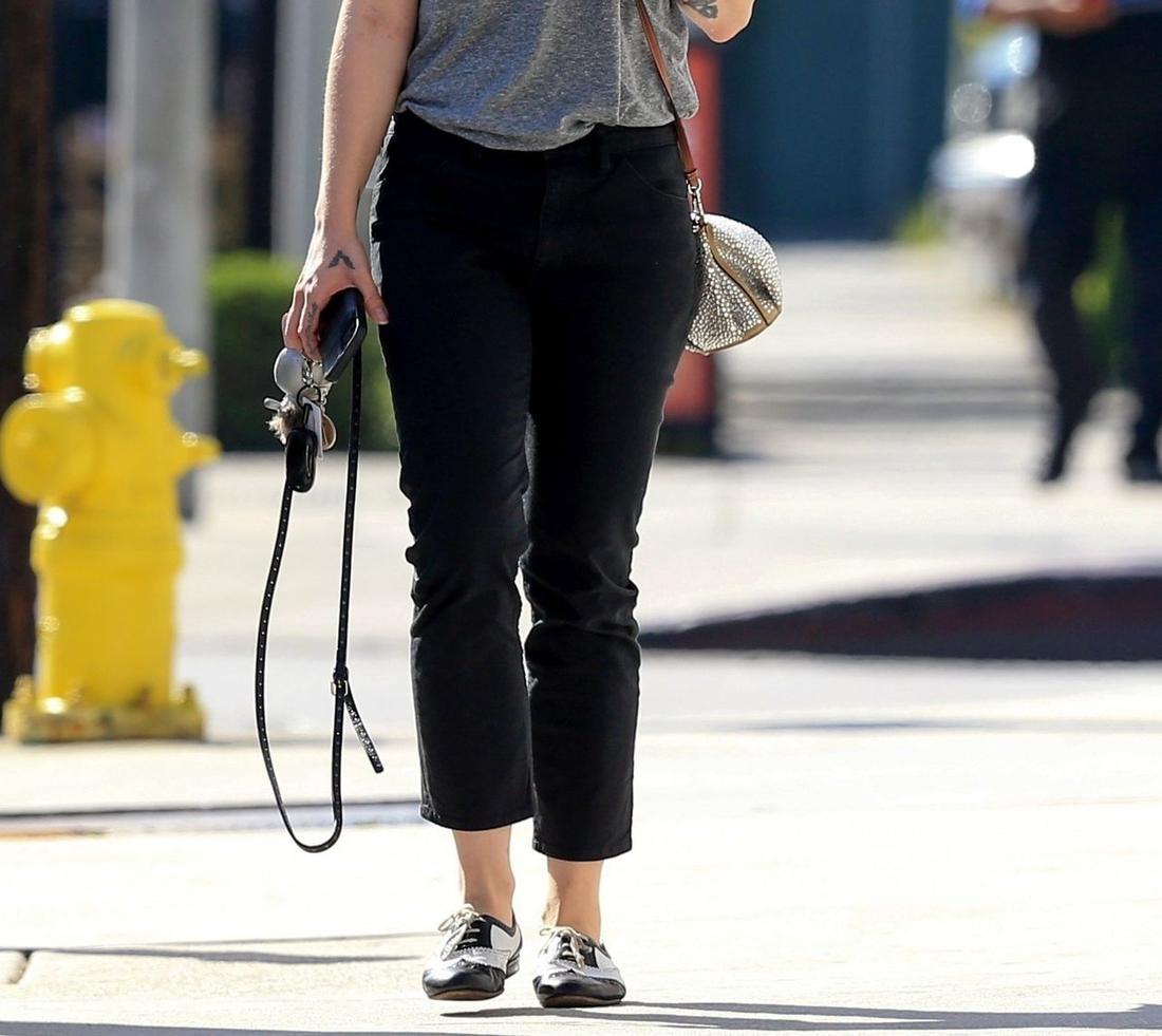 Kelly Osbourne w czarnych spodniach