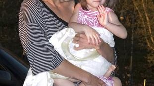 Suri Cruise maluje paznokcie (FOTO)