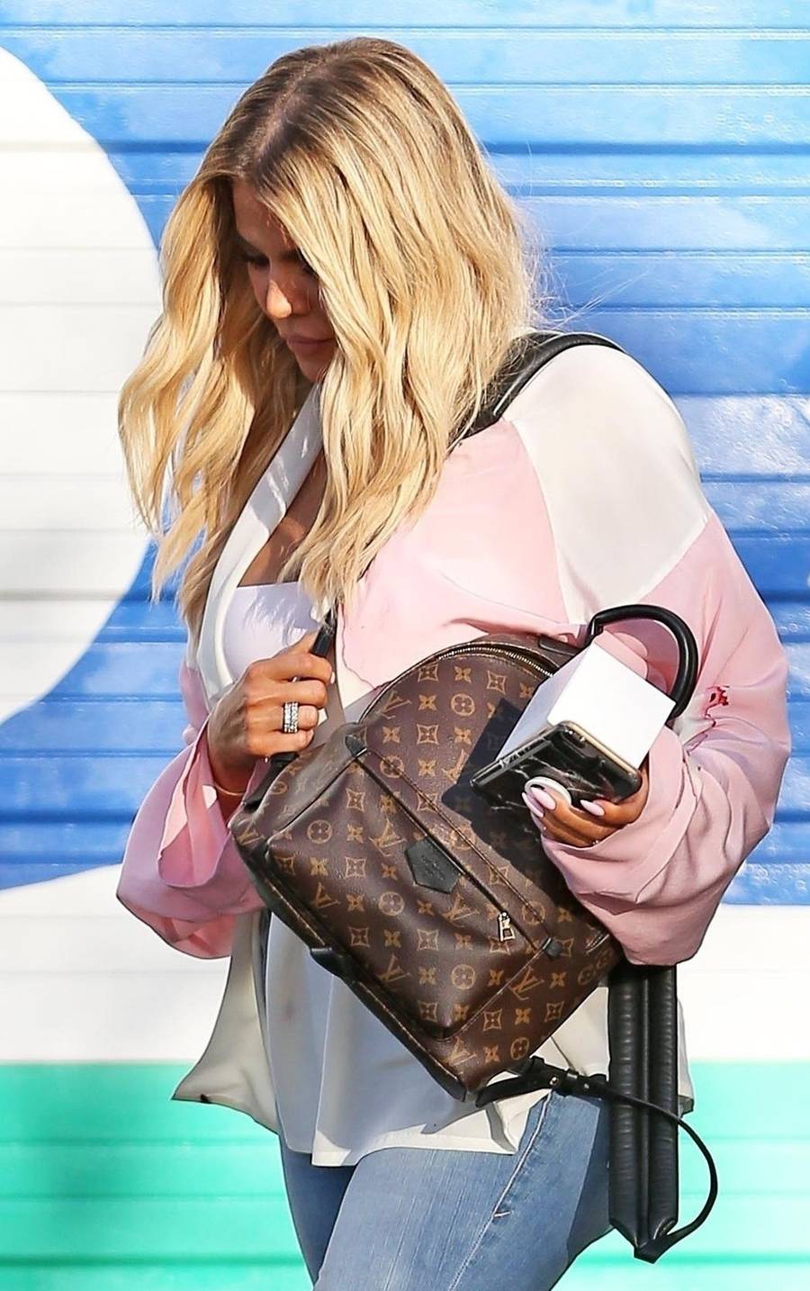 Khloe wbiła się w MEGA CIASNE dżinsy – ten widok aż boli!