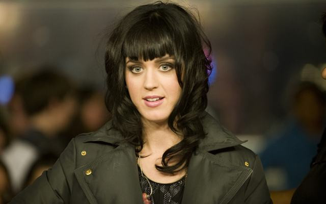 Piersi Katy Perry znów chcą się wymknąć