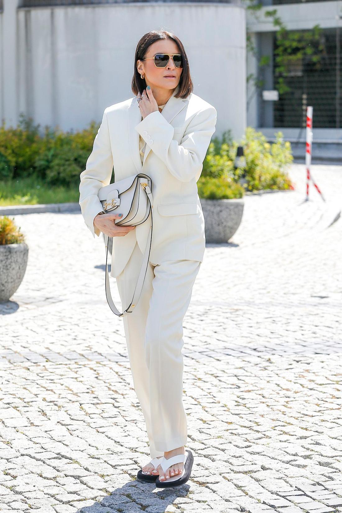 Joanna Horodyńska w jasnym garniturze