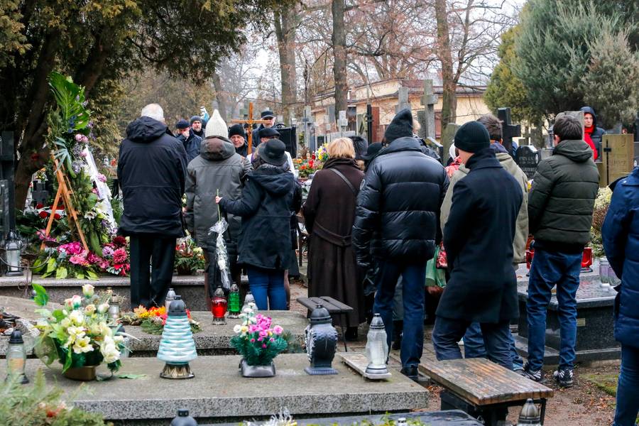 Pogrzeb Barbary Rylskiej. Aktorka spoczęła w rodzinnym grobie, Ewa Ziętek przemówiła na mszy (ZDJĘCIA)