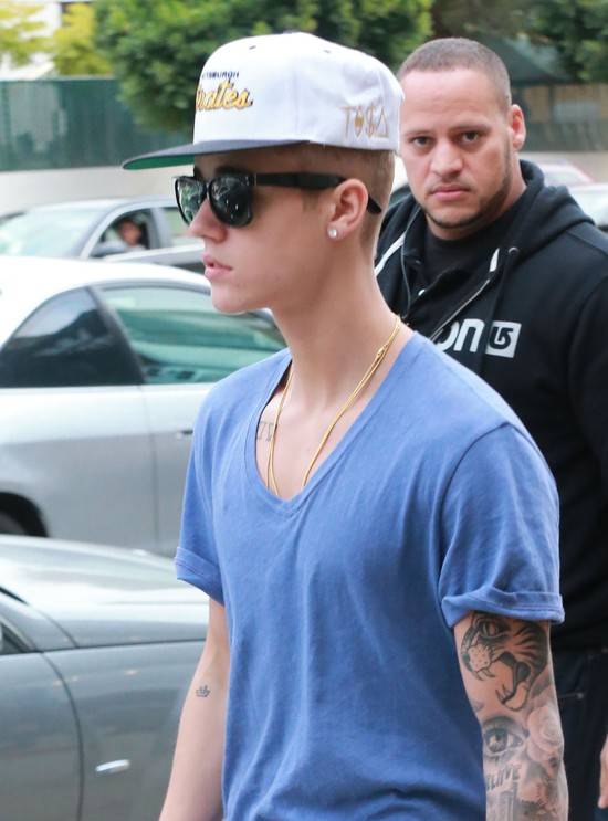 Justin Bieber nosi za luźne spodnie