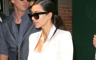 Kim Kardashian próbuje dodać sobie klasy (FOTO)