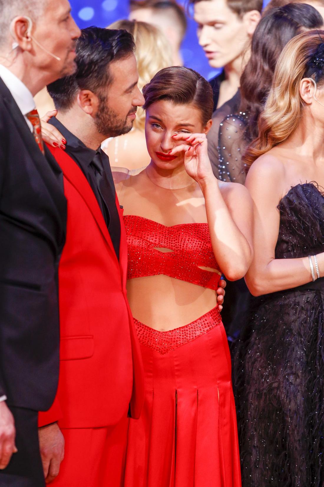 Julia Wieniawa płacze na wieść, że Taniec z gwiazdami będzie zawieszony Julia Wieniawa płacze na wieść, że Taniec z gwiazdami będzie zawieszony