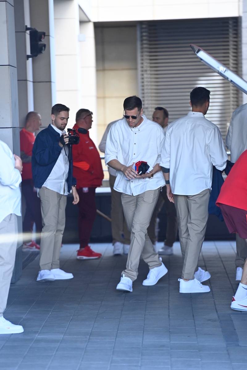 Polscy piłkarze gotowi na kolejne wyzwania! Reprezentacja Polski w drodze na EURO 2024 (FOTO)