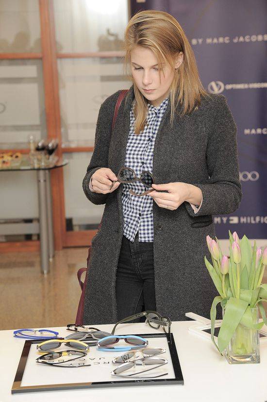 Marta Wierzbicka mierzy okulary, styczeń 2015