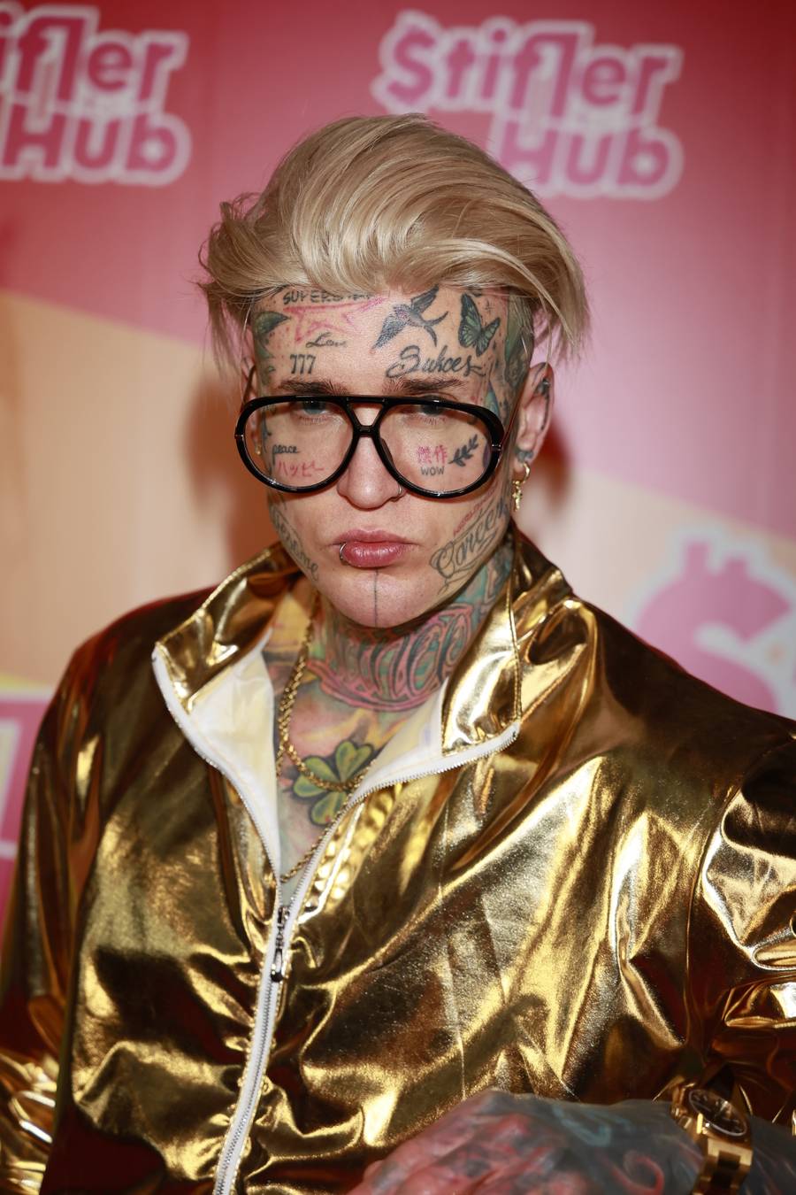 Stifler w złocie na Color Party. Zmienił fryzurę i upodobnił się do znanej artystki