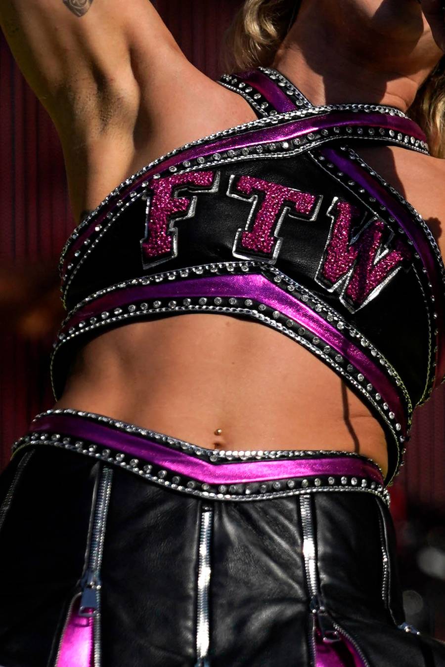 Miley Cyrus w świetnej formie przed Super Bowl.