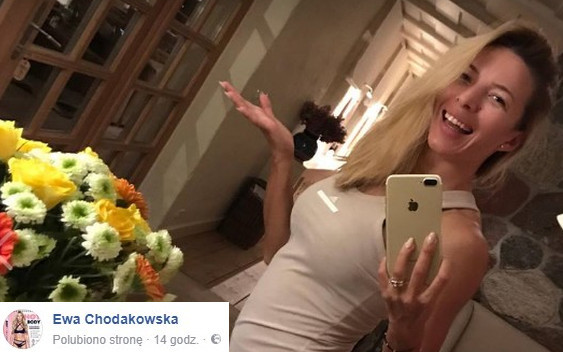 Uśmiechnięta Ewa Chodakowska pokazała zaokrąglony brzuszek