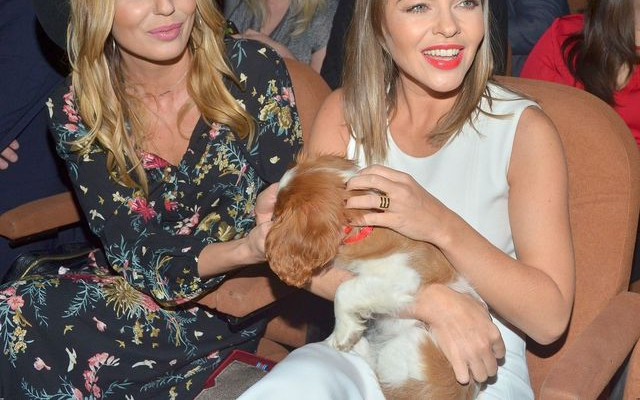 Edyta Herbuś pozuje z psem na ściance (FOTO)