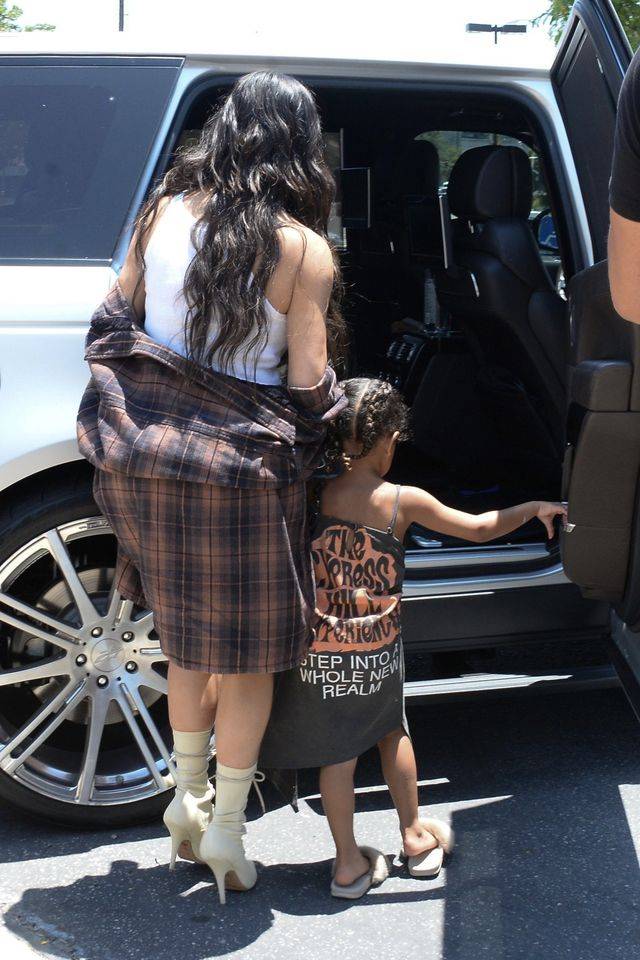 Kim Kardashian w seksownych botkach i koszuli Kanye