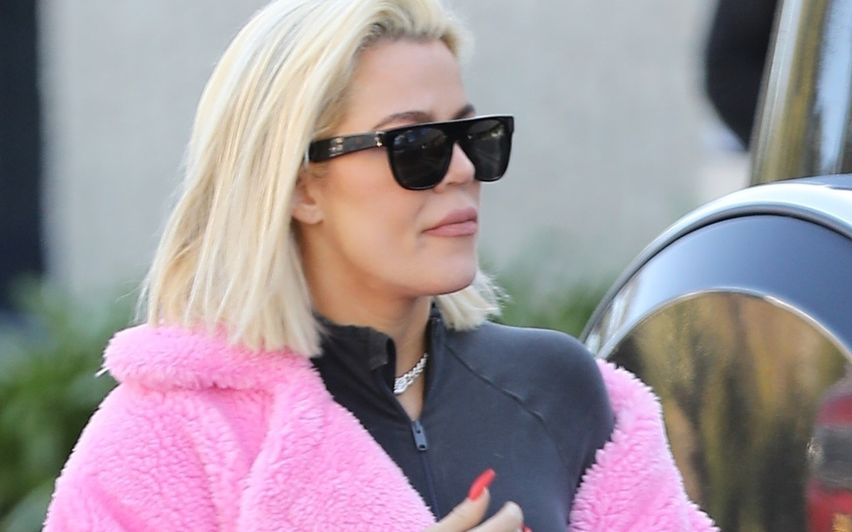 Khloe w różowym futrze i sexy kozakach  – niech Tristan patrzy, co stracił! (ZDJĘCIA)