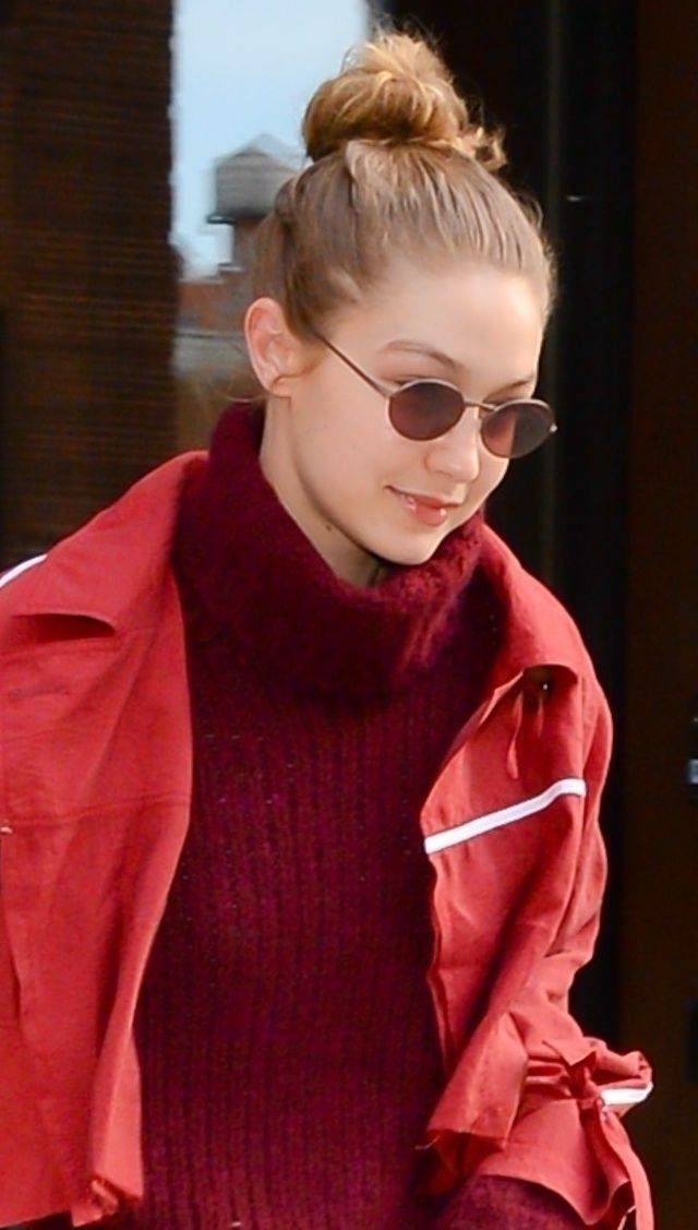 Gigi Hadid w kraciastych spodniach