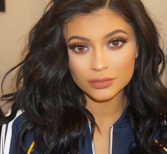 Zdjęcia, na których Kylie Jenner wygląda jak plastikowa lalka