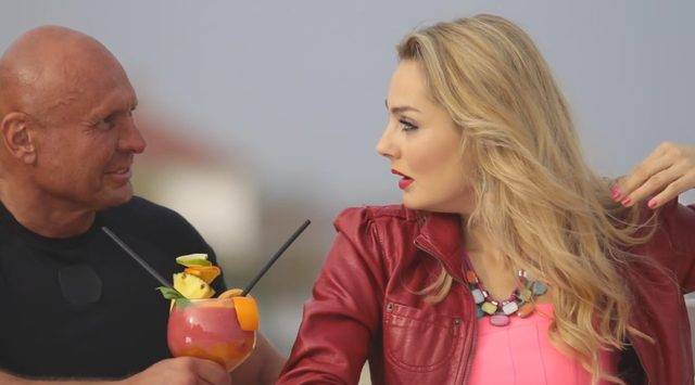Małgorzata Socha w teledysku Sławomira “Aneta”