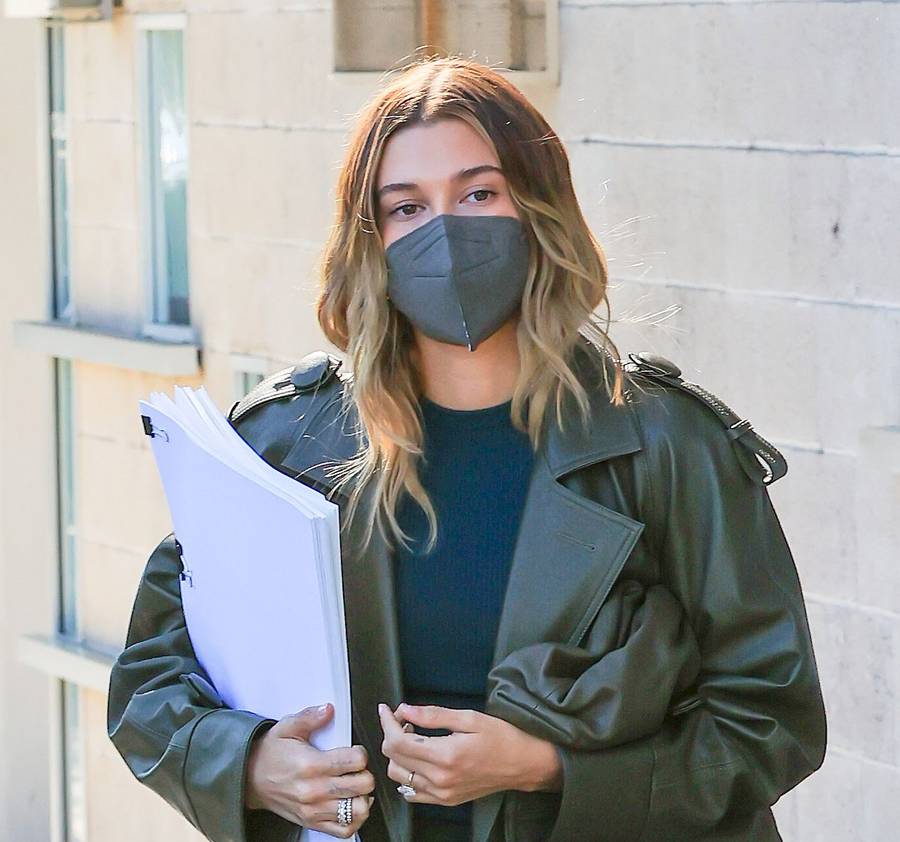 Hailey Bieber dopasowała maskę do płaszcza
