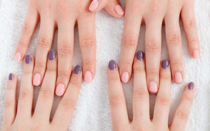 Jakie zadanie spełnia baza do paznokci?