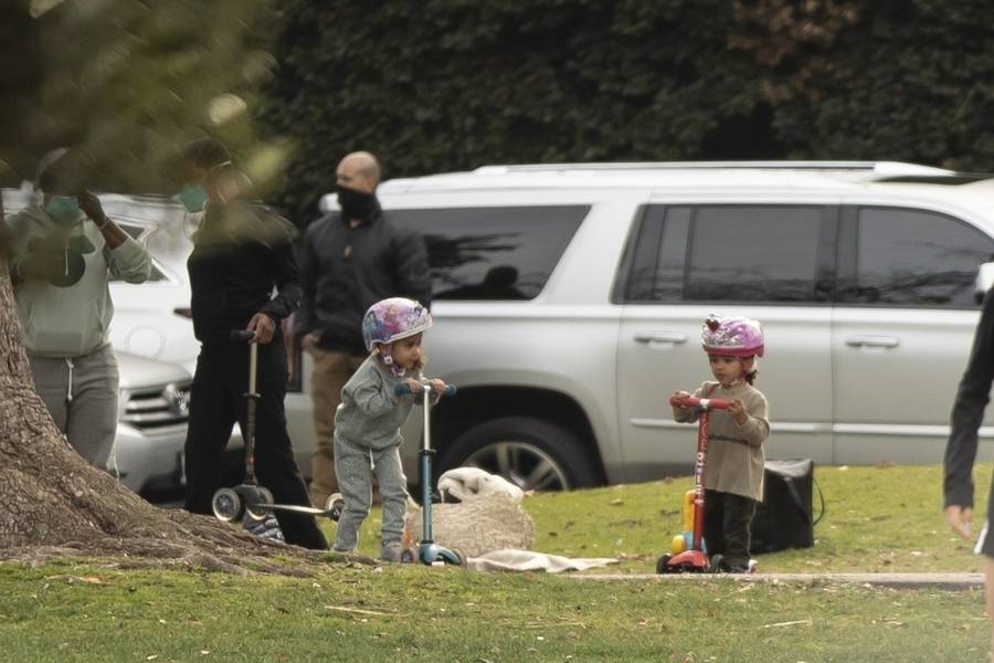 Dzieci Kim i Kanye bawią się w parku