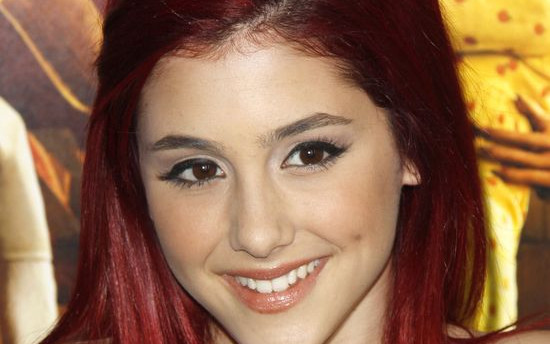 Jak zmieniała się twarz Ariany Grande?