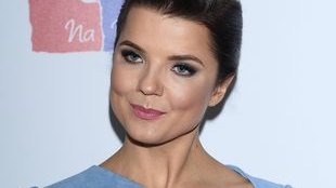 Ona nie lubi swoich stóp, a faceci za nimi SZALEJĄ (FOTO)