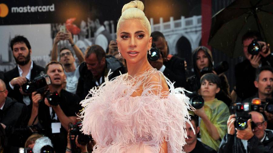 PYSZNA kreacja Gagi na festiwalu w Wenecji