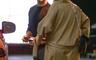 Rosie Huntington-Whiteley nie chce podkreślać ciążowego brzuszka?