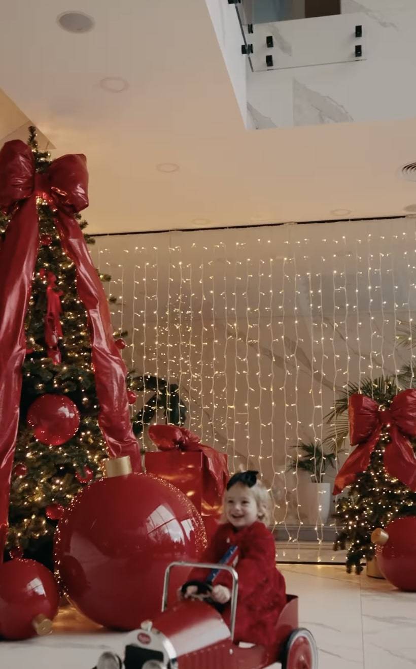 Klaudia Halejcio zmieniła swoją willę w wioskę ŚWIĘTEGO MIKOŁAJA! Drzewa oplecione lampkami, dziesiątki choinek i setki ozdób (FOTO)